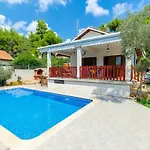 Casa vacanze Family Friendly House With A Swimming Pool Cove Gradina, Korcula - 19317